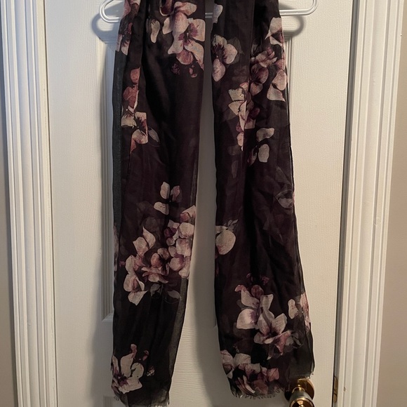 OkReitmans black and floral scarf, now with tags, 100% polyester - Picture 1 of 5
